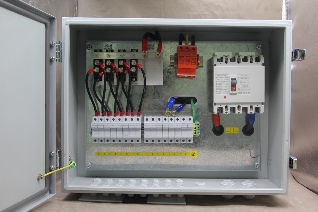 Dibuje el principio y la aplicación de la caja combinadora fotovoltaica.